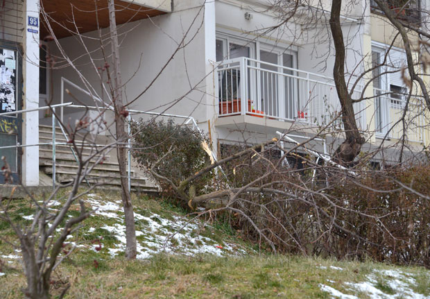 СМРТ У НОВОМ БЕОГРАДУ: Самоубиство, или кобни пад са 11. спрата?